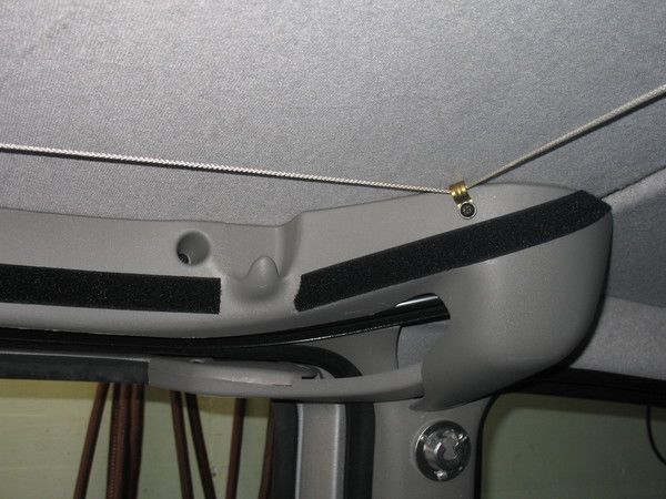 Klettklebeband oberhalb Tre und Fenster